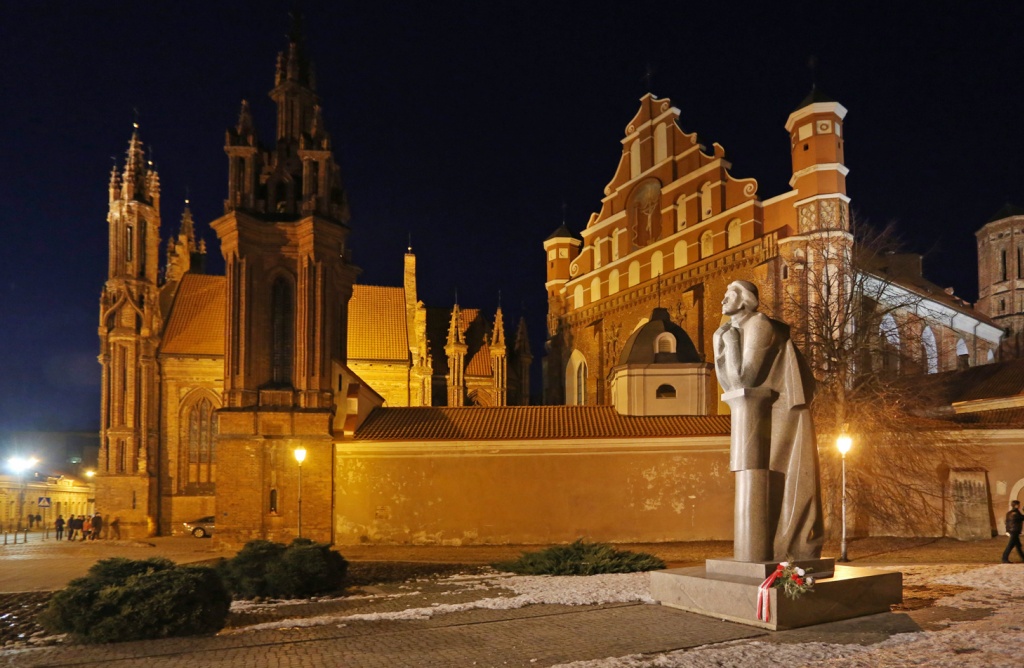 Eine Adam-Mickiewicz-Statue in Vilnius: Der polnische Nationalschriftsteller wurde im damals polnischen Wilno, dem heutigen Vilnius geboren. / Foto Markus Nowack, n-ost