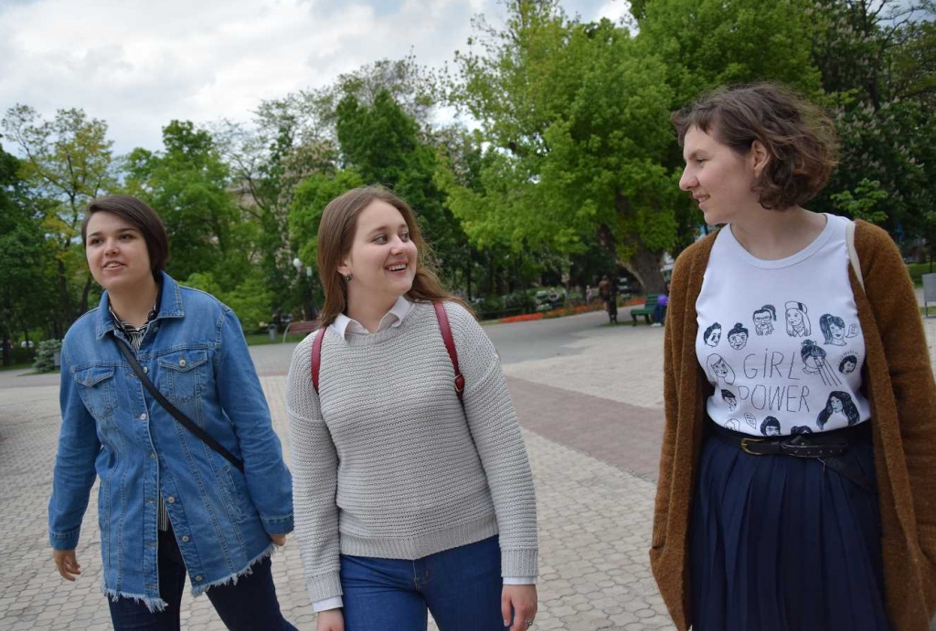  Die Frauenrechtsaktivistinnen Victoria Kosheleva (22), Stasja Riabtseva (21) und Vira Protskih (21). / Foto: Inga Pylypchuk, n-ost