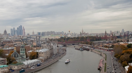Blick über Moskau mit dem Geschäftszentrum „Moskwa City“ im Hintergrund. Für 2017 rechnen Ökonomen damit, dass die russische Wirtschaft wieder um ein bis zwei Prozent wächst. / Foto: Stefan Günther, n-ost