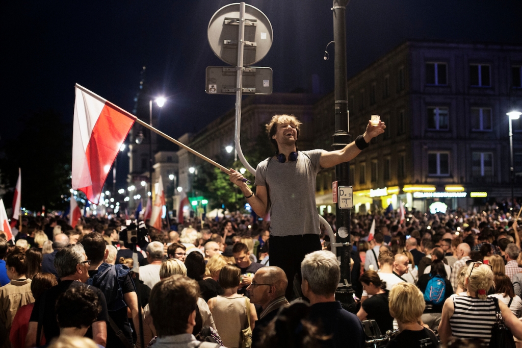 „Die Proteste in Polen werden nicht länger mit historischen Rekonstruktionen verbunden – sie sind hip geworden.&quot; Das Foto zeigt Protestierende, die in Warschau gegen die geplante Justizreform demonstrieren. / Foto: Adam Lach, n-ost