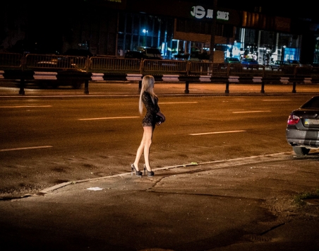 Offiziell ist Prostitution verboten in der Ukraine. Trotzdem wird vor allem in Kiew käuflicher Sex in unzähligen Clubs und Bordellen und auf der Straße angeboten. (Die Frau auf dem Bild ist nicht die Protagonistin des Textes) / Foto: Andrii Gorb, 2014 , Kiew, Peremohy-Prospekt