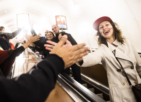  Nach dem Spiel Russland gegen Ägypten begegneten sich die Fans der beiden Länder in bester Laune auf der Treppe der St. Petersburger Metro. / Foto: Evgeny Feldman, n-ost