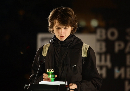 Ein junger Moskauer liest während der Mahnwache am 29. Oktober einen Namen vor - hier im Jahr 2014. Das Vorlesen dauert nur wenige Sekunden und folgt einem klaren Ablauf. / Quelle: october29.ru