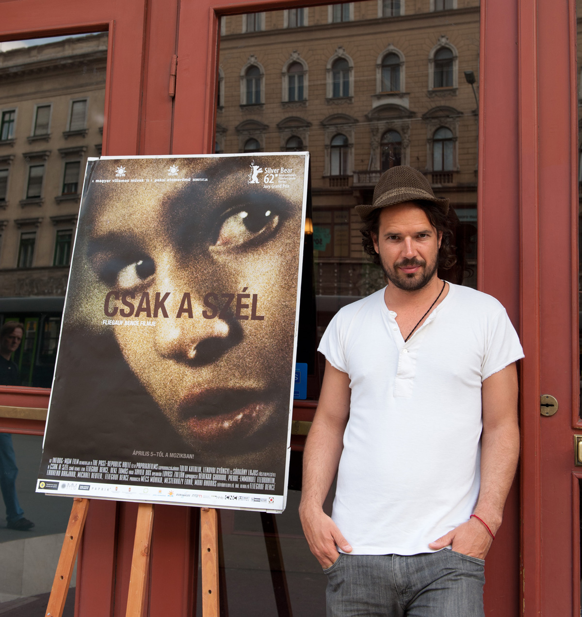 Der Regisseur des Filmes „Just the Wind“ („Csak a Szel“) Benedek Fliegauf vor dem Filmplakat / Dagmar Gester, n-ost