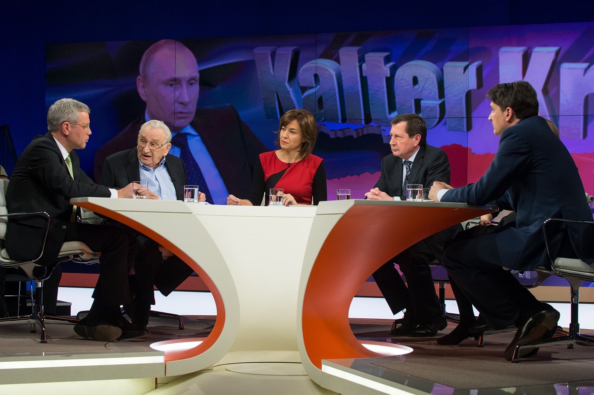 Maybrit Illner, Der Polit-Talk im ZDF: „Nervenkrieg der Supermächte – kommt der Kalte Krieg zurück?“ am 6. März 2014. Gäste: Norbert Röttgen, Egon Bahr, der russische Botschafter Wladimir Grinin und Jakob Augstein / Svea Pietschmann, ZDF