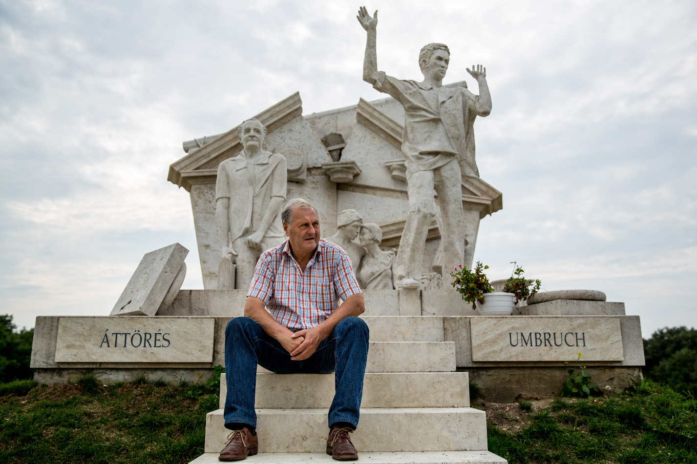 Arpad Bella an dem Denkmal, das in der Nähe des Grenzübergangs Sopron an das „Paneuropäische Picknick“ erinnert / Laszlo Mudra, n-ost