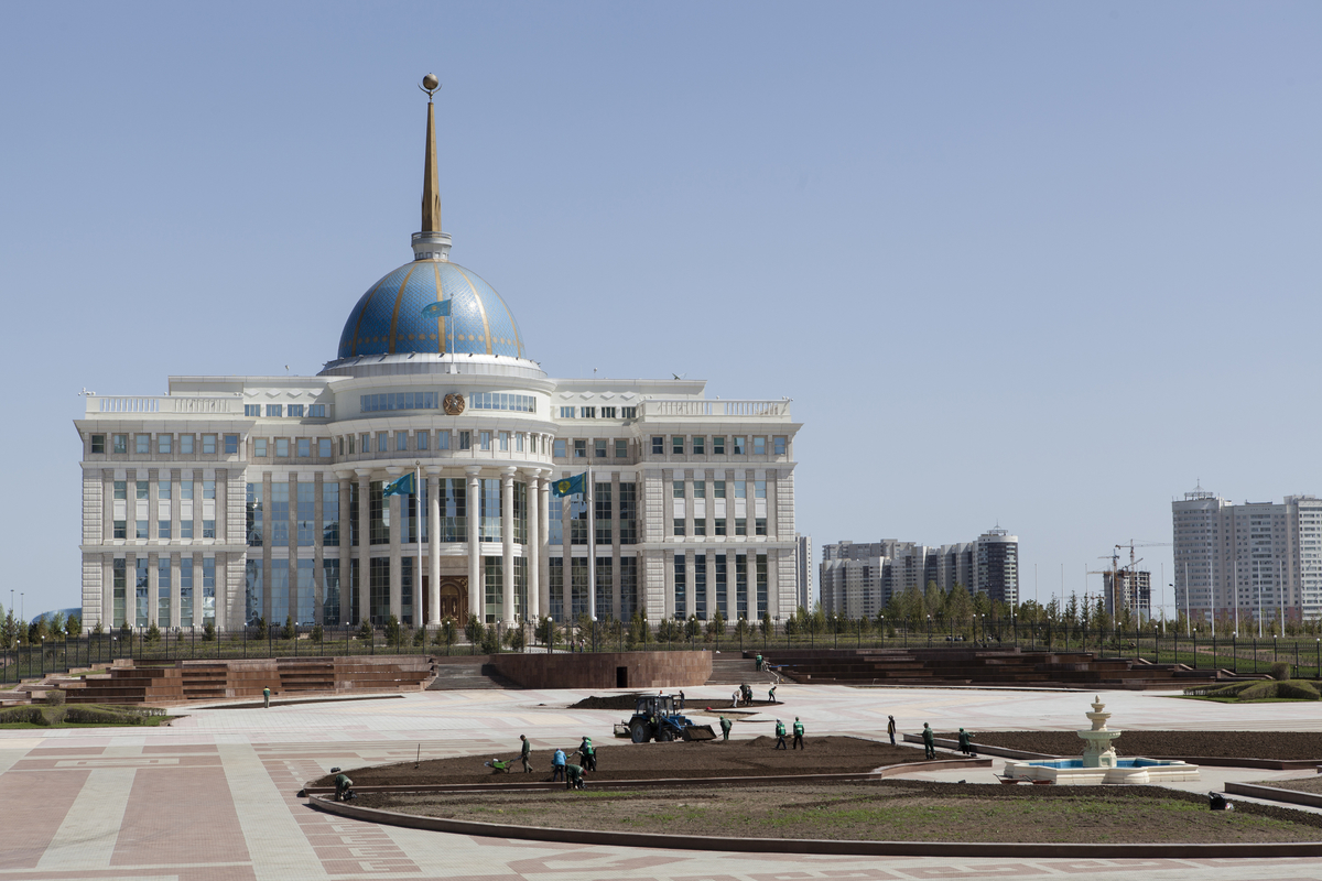 Präsidentenpalast in Astana / Nils Bröer, n-ost