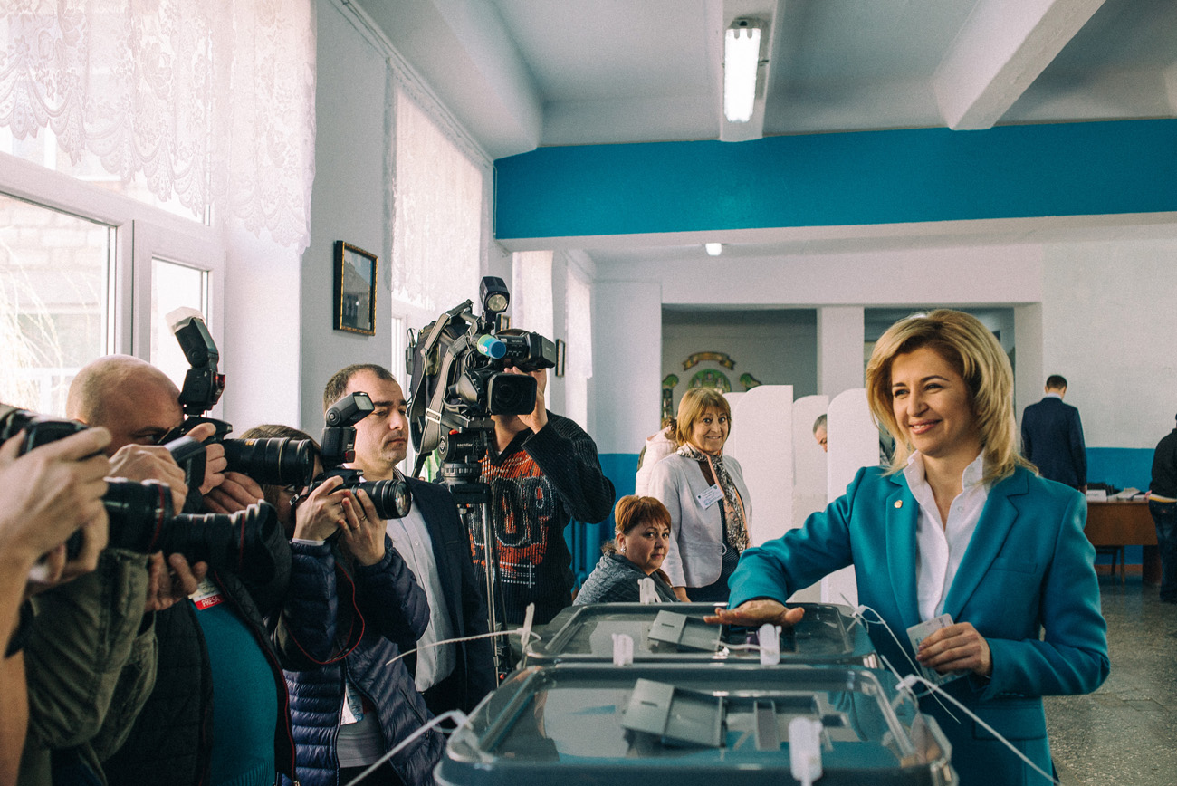 Mit mehr als 50 Prozent hat die pro-russische Kanditatin Irina Vlah die Gouverneurswahl gewonnen. Hier gibt sie ihre Stimme ab in Comrat, der Hauptstadt des autonomen Gebiets Gagausien. / Foto: Ramin Mazur, n-ost