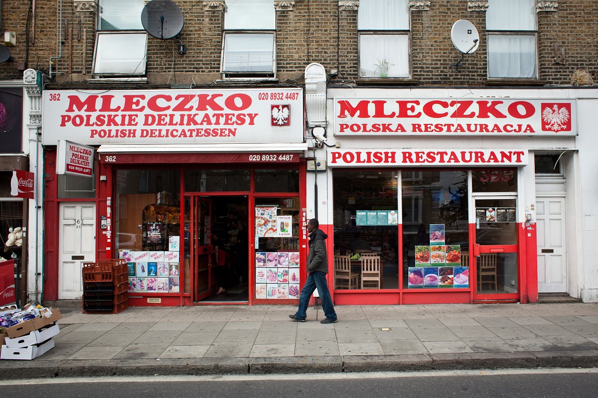 Polen stellen die größte Gruppe unter den EU-Ausländern in Großbritannien - mit den dazugehörigen Strukturen, hier ein Lebensmittelladen in Shepards Bush, London. / Foto: Piotr Malecki, n-ost