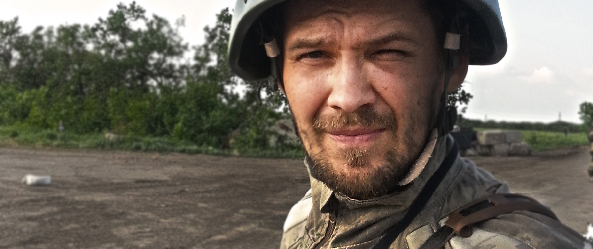 Selbstpotrait des Dokumentarfilmers Sebastian Plocharski auf der separatistischen Seite der Front bei Schtschastja im Oblast Luhansk, Ost-Ukraine. / Foto: Sebastian Plocharski