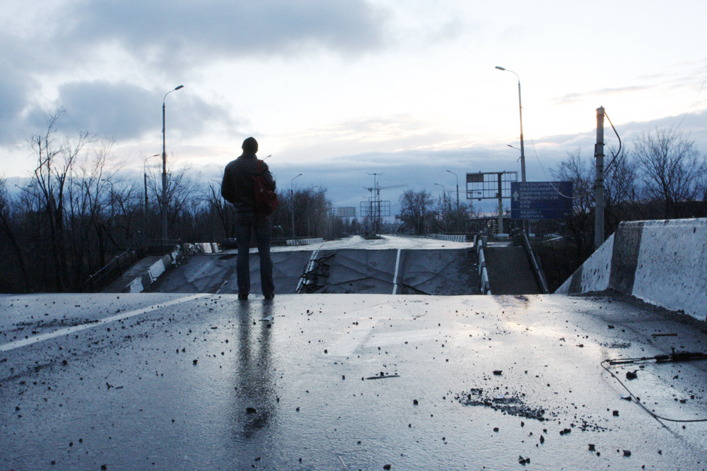 Die von Seperatisten gesprengte Brücke zum Flughafen Donezk. Foto: Moritz Gathmann