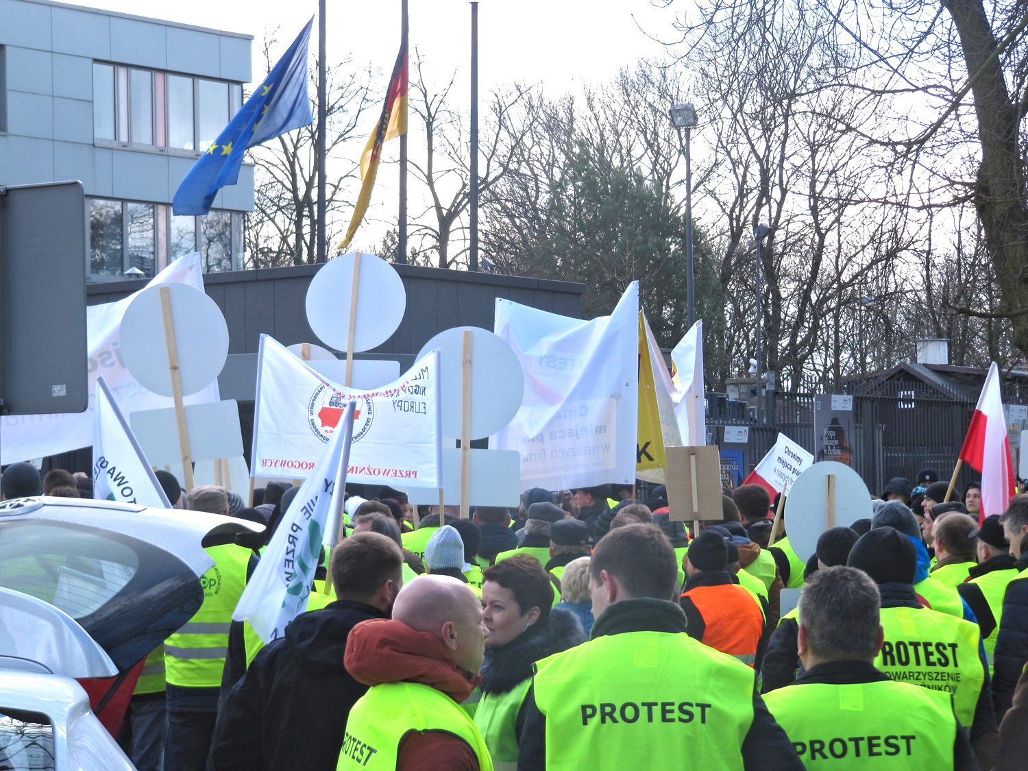 Demonstration gegen den Mindestlohn für polnische LKW-Fahrer auf deutschen Straßen vor der deutschen Botschaft in Warschau. / Foto: Sebastian Becker, n-ost
