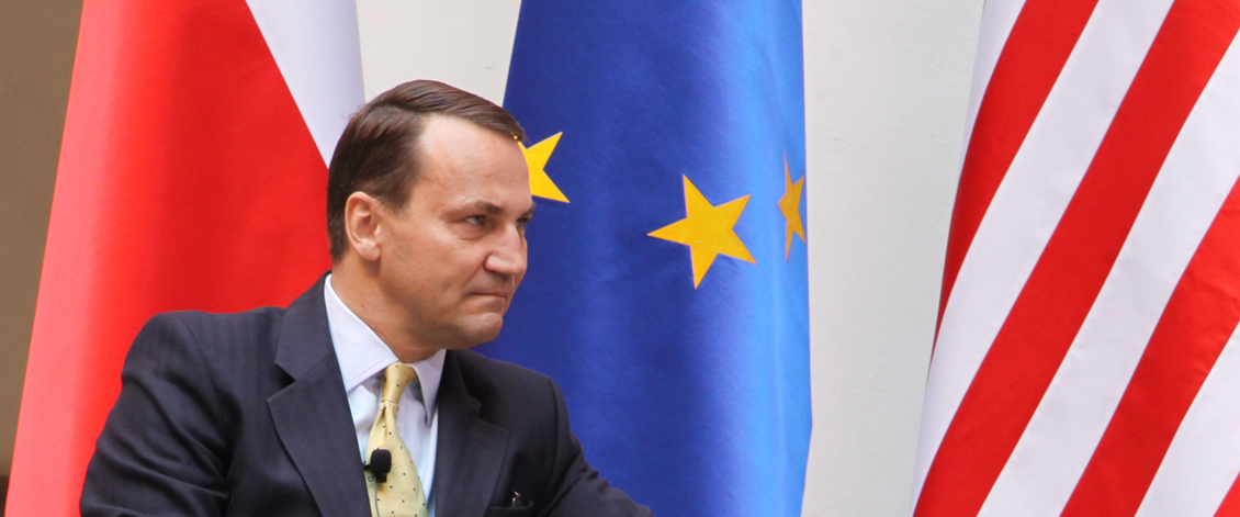 Nun gerät auch der polnische Außenminister Sikorski, der sich in der Ukraine-Krise profilierte und als möglicher Kandidat für den Posten des EU-Außenbeauftragten gilt, in den Strudel der Abhöraffäre / Foto via http://bit.ly/Sikorski auf Flickr (CC BY-ND 2.0)