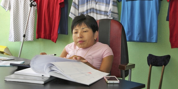 Arsu Almassowa ist eine erfolgreiche Geschäftsfrau. Bei Almaty betreibt sie zwei Schönheitssalons und ein Kaufhaus. Sie hat Osteogenesis imperfecta, die sogenannte Glasknochenkrankheit. / Edda Schlager, n-ost
