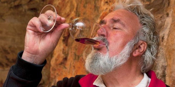 Der Winzer Andro Tomić mit einem Glas Prosek in seinem Weinkeller. / Christian Weiß, n-ost