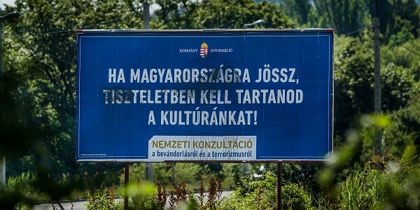 "Wenn Du nach Ungarn kommst, mußt Du unsere Kultur respektieren" Solche Plakate hat die Regierung unter Orban in Ungarn aufhängen lassen und macht so Stimmung gegen Flüchtlinge. / Foto: Laszlo Mudra, n-ost