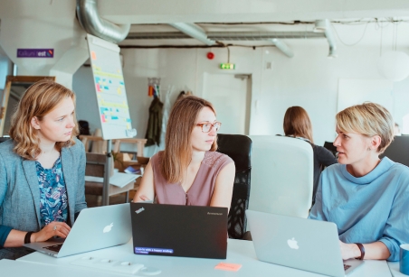 Die TechSisters, wie sie sich selbst nennen in ihrem Büro im Kreativviertel Telliskivi in Tallinn. Sie bereiten Frauen in Schulungen auf Unternehmensgründungen vor. / Foto: Fabian Weiß, n-ost