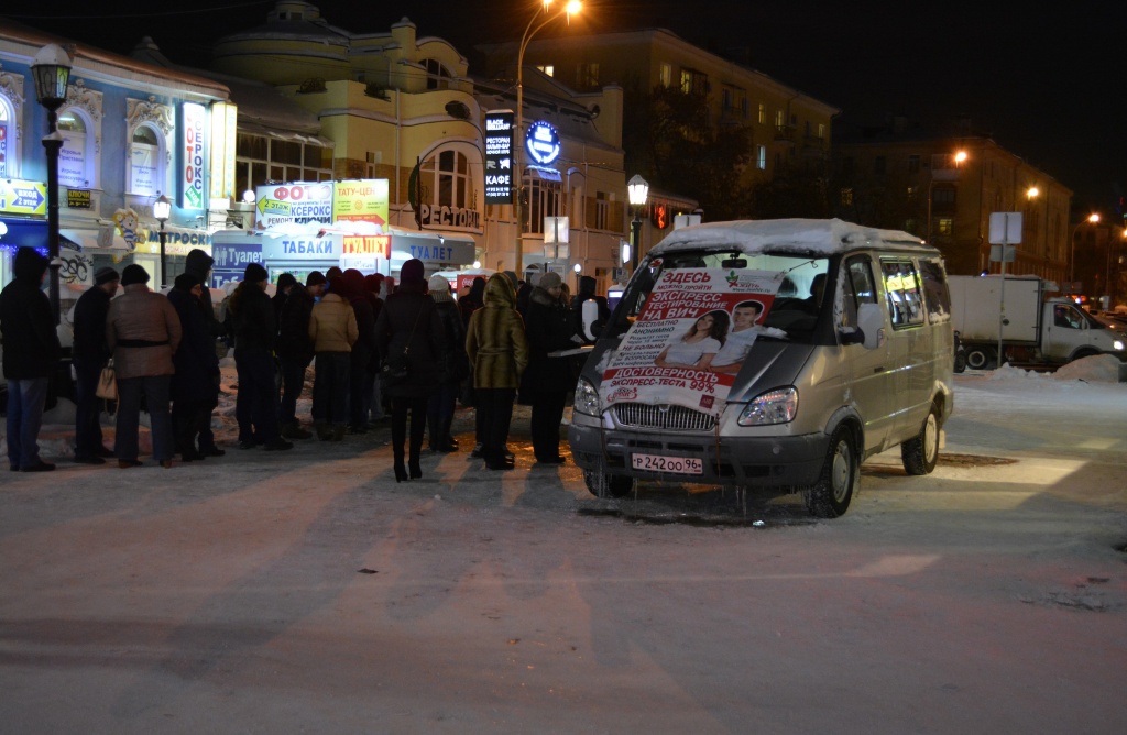 In Jekaterinburg stehen jeden Abend etwa 200 Menschen Schlange, um sich im mobilen Wagen des AIDS-Zentrums testen zu lassen. / Foto: Julia Rotenberger, n-ost