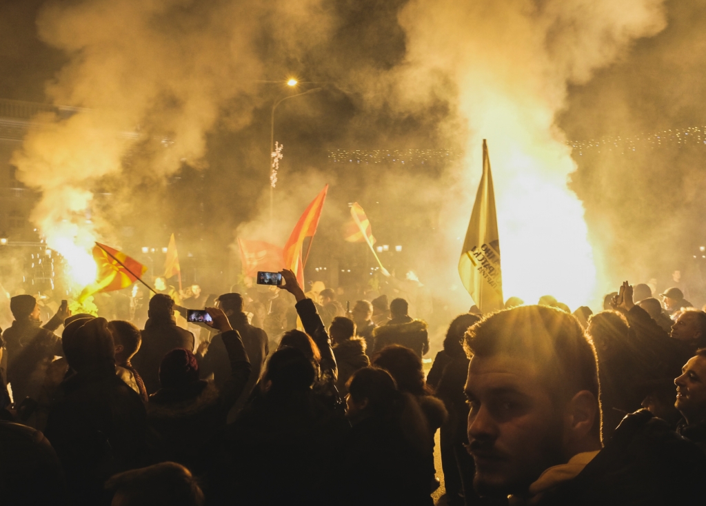 Die Anhänger der Sozialdemokratischen Partei, der SDSM, demonstrieren vor dem Parlament in Skopje. Sie wollen den absehbaren und denkbar knappen Sieg der bisherigen Regierungspartei nicht anerkennen. / Foto: Michal Siarek, n-ost