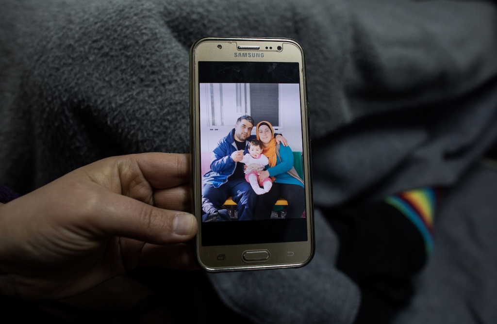 Eine vereinte Familie sind sie nur auf dem Display: Während der Vater bereits in Deutschland ist, wartet die Mutter mit den Kindern noch in Griechenland. Foto: Salinia Stroux, n-ost