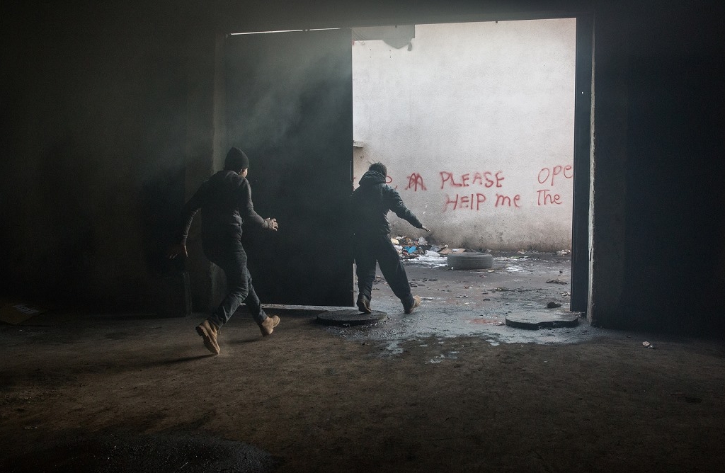 Viele der Flüchtlinge sind aus Afganistan und noch minderjährig. In Gesprächen erzählen sie, dass sie vor der Gewalt der Taliban flüchten. / Foto: George Popescu, n-ost