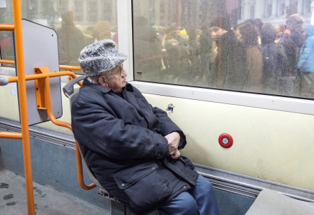 Jung gegen alt, Stadt gegen Land: Die Demonstranten, hier am 29. Januar auf dem Weg zum Platz des Sieges, gehören oft zur liberalen und europafreundlichen Generation. / Foto: George Popescu, n-ost