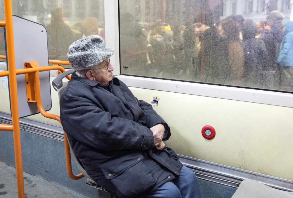 Jung gegen alt, Stadt gegen Land: Die Demonstranten, hier am 29. Januar auf dem Weg zum Platz des Sieges, gehören oft zur liberalen und europafreundlichen Generation. / Foto: George Popescu, n-ost
