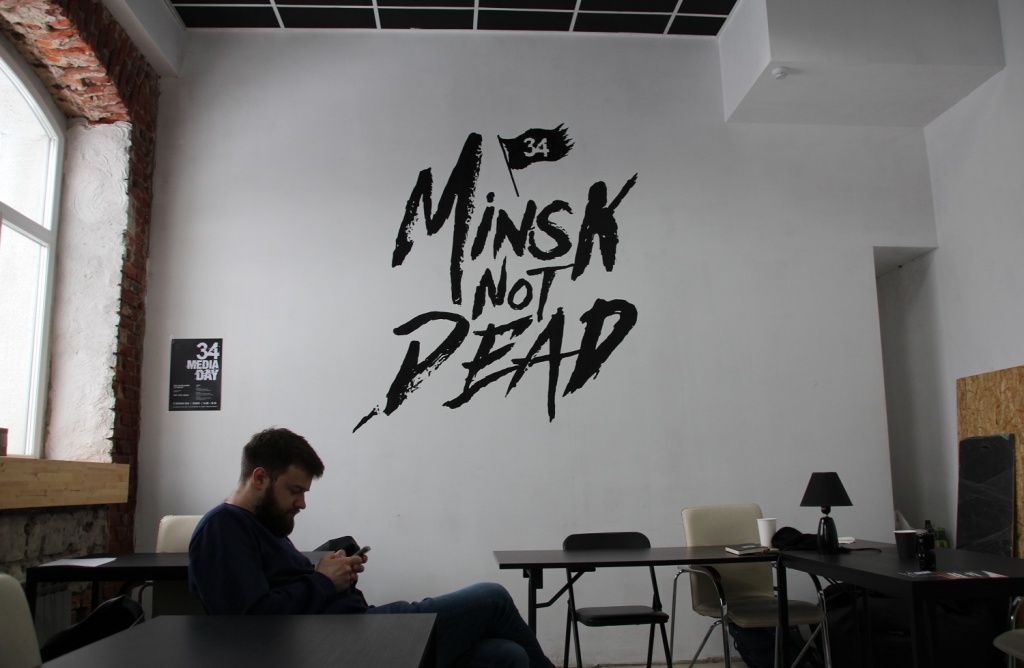 &quot;Minsk is not dead&quot; beweist das Online-Magazin 34travel mit seinen unkoventionellen Reisetipps für die belarussische Hauptstadt. Der Journalist Anton Kaschlikow ist Herausgeber des Magazins, das sein Büro auf der Oktjabrskaja-Straße, der Minsker &quot;Hipstermeile&quot;, hat. / Foto: Olga Kapustina, n-ost