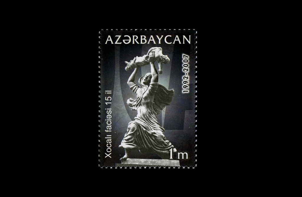 Diese Briefmarke wurde zum 15. Jahrestag des Massakers von der aserbaidschanischen Post herausgegeben. Das schreckliche Ereignis hat sich tief in das nationale Gedächtnis eingegraben. 