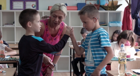 Wie funktioniert inklusiver Unterricht? In einer Grundschule in Bosnien lernten die Schüler Gebärdensprache, damit ihr gehörloser Klassenkamerad am Unterricht teilnehmen konnte. / Foto: Jasmin Brutus, n-ost