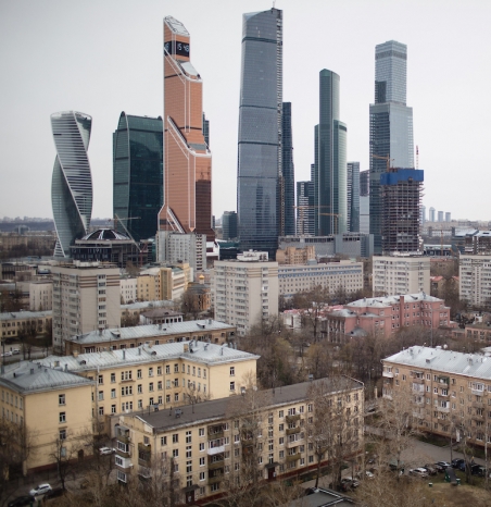 Um solche Plattenbauten (Vordergrund) geht es bei den Plänen. Es wird spekuliert, dass die Pläne vor allem Investoren dienen. Im Hintergrund ist die Geschäftscity Moskaus zu sehen. / Foto: Denis Sinyakov, n-ost