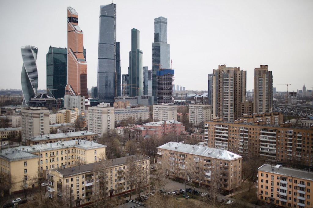 Um solche Plattenbauten (Vordergrund) geht es bei den Plänen. Es wird spekuliert, dass die Pläne vor allem Investoren dienen. Im Hintergrund ist die Geschäftscity Moskaus zu sehen. / Foto: Denis Sinyakov, n-ost