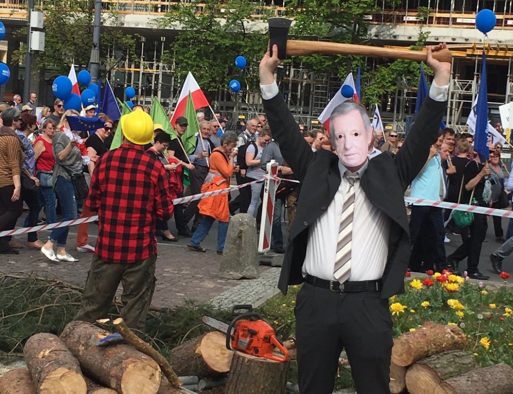 Protest mit Maske des Umweltministers Jan Szyszko auf einer Demonstration in Warschau am 6.Mai 2017 / Foto: Jakub Urbański
