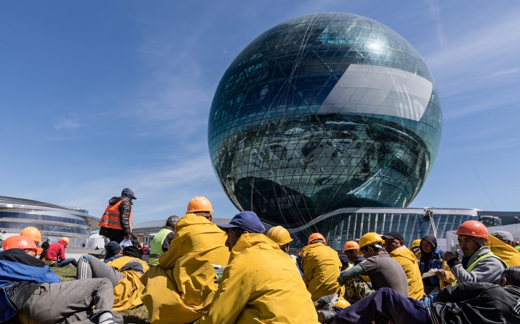 Am 10. Juni beginnt die erste Weltaustellung am Rande von Astana. Hier der kasachische Pavillion kurz vor der Fertigstellung./ Foto: Edda Schlager, n-ost