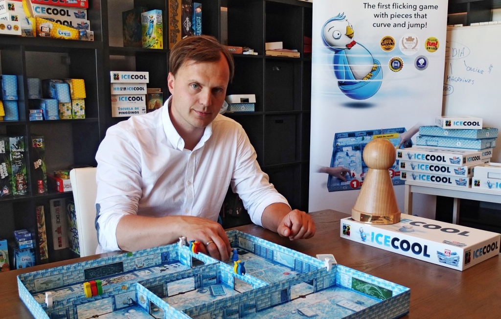 Der Spieleentwickler Egils Grasmanis mit seinem Brettspiel &quot;Ice Cool&quot; im Büro seiner Firma Brain Games in Riga. / Foto: Florian Maaß, n-ost