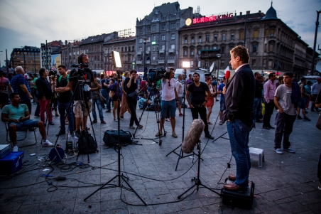 Die Internationale Presse berichtet über die Flüchtlingssituation am Bahnhof Keleti in Budapest.