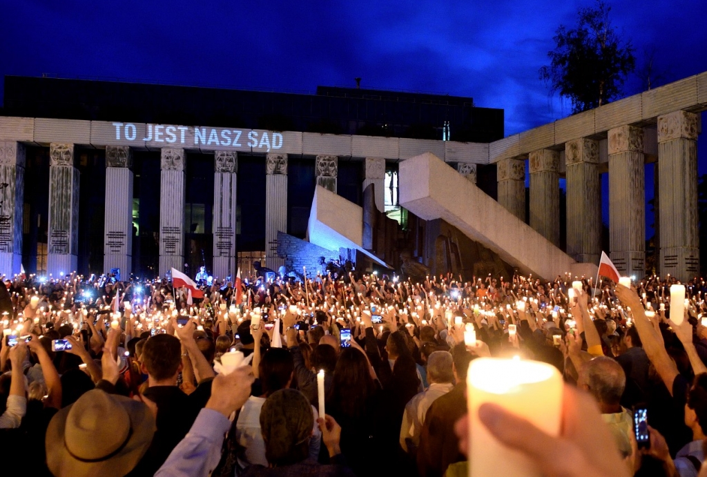 In Warschau haben Demonstranten am Sonntag den Schriftzug &quot;Das ist unser Gericht&quot; an das Oberste Gericht projiziert. / Foto: Adam Chelstowski/FORUM