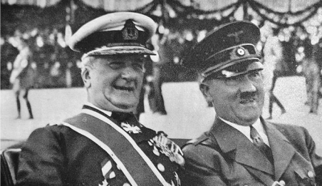 Miklos Horthy mit Adolf Hitler bei seinem Deutschlandbesuch 1938 auf dem Weg zum Kieler Hafen. Bis heute ist die historische Rolle des ungarischen Reichsverwesers in Ungarn umstritten. / Foto: Wikipedia (CC BY 1.0)   