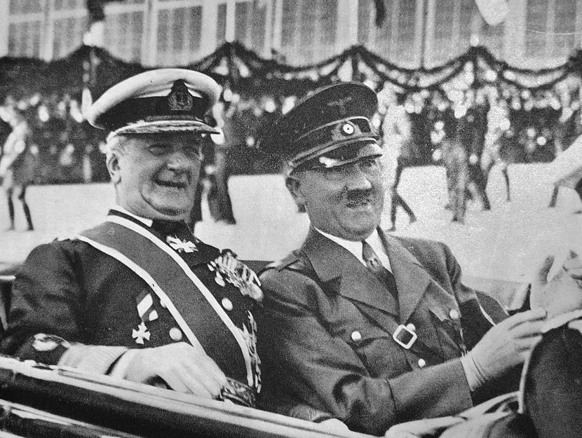 Miklos Horthy mit Adolf Hitler bei seinem Deutschlandbesuch 1938 auf dem Weg zum Kieler Hafen. Bis heute ist die historische Rolle des ungarischen Reichsverwesers in Ungarn umstritten. / Foto: Wikipedia (CC BY 1.0)   