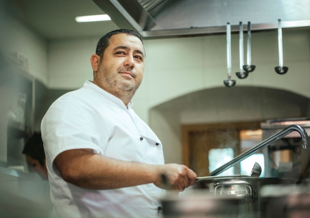 Robert Rapac arbeitet als Chefkoch im bayrischen Grenzort Bärnau. Nach Deutschland ziehen will er trotzdem nicht, er hätte sich an das Pendeln gewöhnt. / Foto: Florian Bachmeier, n-ost