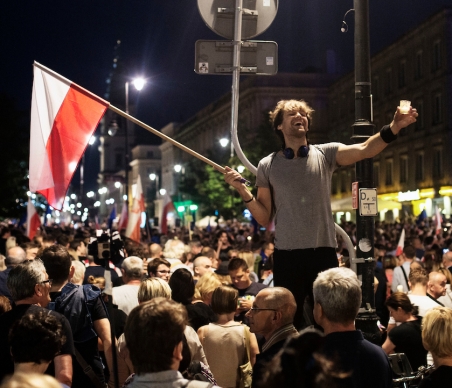 "In Poland, protests are no longer associated with historical reconstructions and have become hip." The picture shows protesters during an evening rally against the new court law by the Presidential Palace in Warsaw.  / Foto: Adam Lach, n-ost