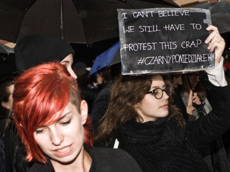 Die Bewegung "Czarny Protest" (Schwarzer Protest) in Polen im Herbst 2016 richtete sich gegen eine Verschärfung des Abtreibungsgesetzes. Die überwiegend von Frauen organisierten Proteste waren erfolgreich und führten zur vorläufigen Zurücknahme des Gesetzes. / Foto: Filip Cwik, Napo Images 