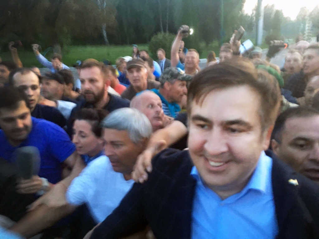  Seine Anhänger feiern Georgiens Ex-Präsidenten Saakaschwili an der ukrainischen Grenze. / Foto: Kirill Malyschew, n-ost
