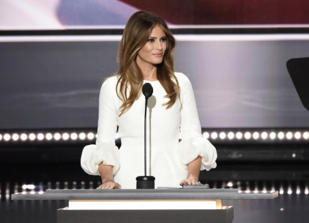 Melania Trump versteht keinen Spaß, wenn es um ihren Namen geht: Bereits 2016 drohte die First Lady den Bewohnern ihres Heimatdorfes mit einer Klage, weil sie mit ihrem Namen für Eis, Kuchen oder Cocktails geworben hatten. / Foto: ABC Television Group, CC BY-ND 2.0 Licence
