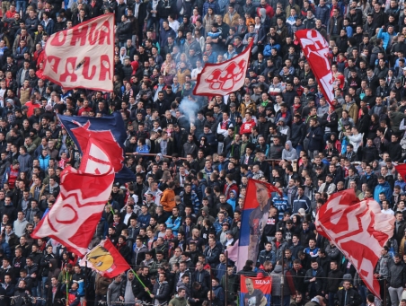 Fans von "Roter Star Belgrad" gelten als besonders gewalttätig. Hier bei einem Spiel in Serbien 2016. / Foto: pxhere/cc