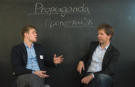 Alexei Khlebnikov and Andrei Soldatov discuss their definition of the key term "propaganda" / Foto: Ekaterina Anokhina, n-ost