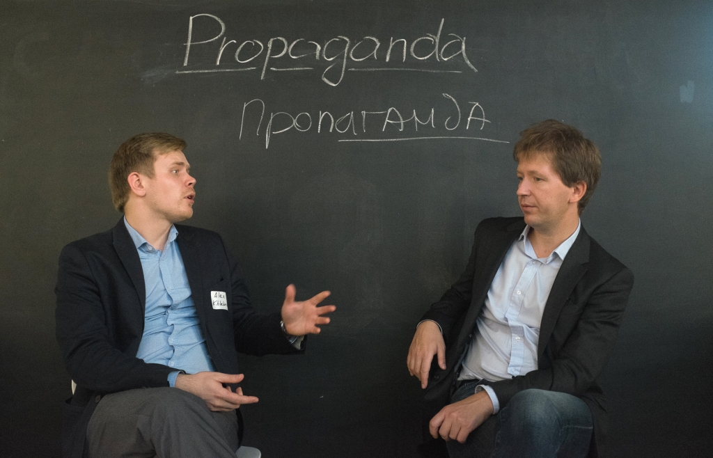 Alexei Khlebnikov and Andrei Soldatov discuss their definition of the key term &quot;propaganda&quot; / Foto: Ekaterina Anokhina, n-ost