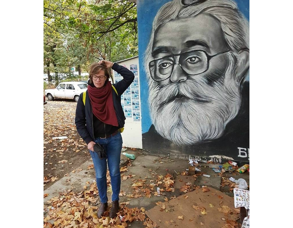 Hier gilt „Dr. Dragan Dabic“ immer noch als lebende Legende. Autorin Sonja Vogel vor dem Mural an Karadzics ehemaliger Stamm-Kafana in Belgrad.   / Foto: Sonja Vogel
