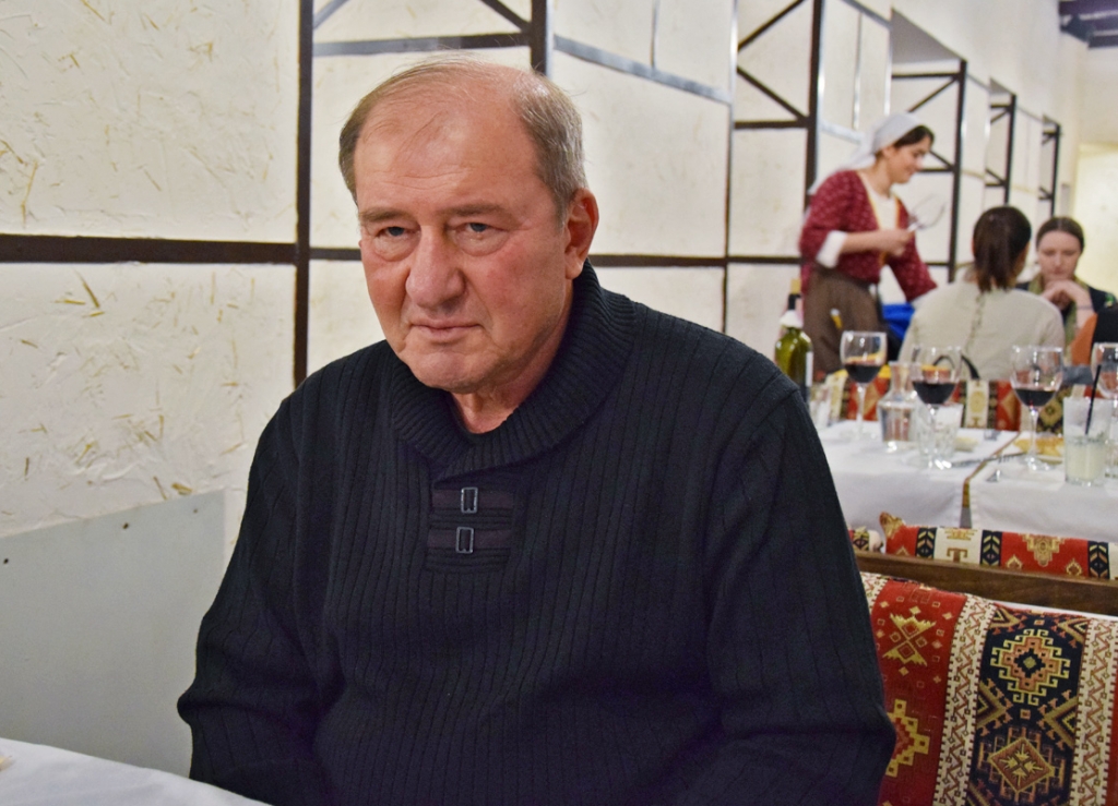 Ilmi Umerow sitzt in einem krimtatarischen Restaurant in Kiew. Im September war der Vize-Chef der krimtatarischen Versammlung „Medschlis“ zu einer Haftstrafe verurteilt worden, jetzt soll ein Deal zwischen Erdogan und Putin zu seiner Begnadigung geführt haben. / Foto: Inga Pylypchuk, n-ost