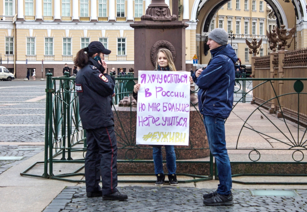 &quot;Ich möchte in Russland bleiben. Aber ich kann nirgends mehr studieren.&quot; Eine Studentin der Europäischen Universität St. Petersburg protestiert vor dem Winterpalast. / Foto: Maria Ponomareva, n-ost